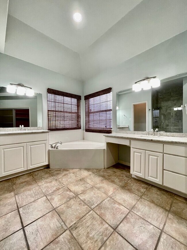 Building Photo - Elegant, Spacious Home Backing Up To Greenspace