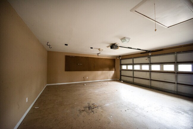 Building Photo - 6815 Raintree Dr
