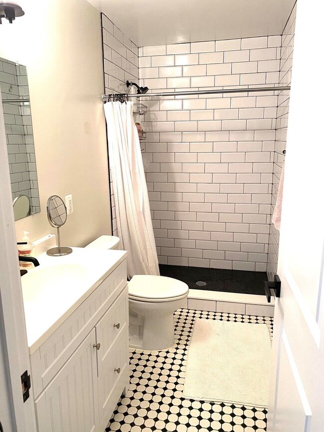 Building Photo - Beautifully remodeled 5 bed / 3 bath on pr...