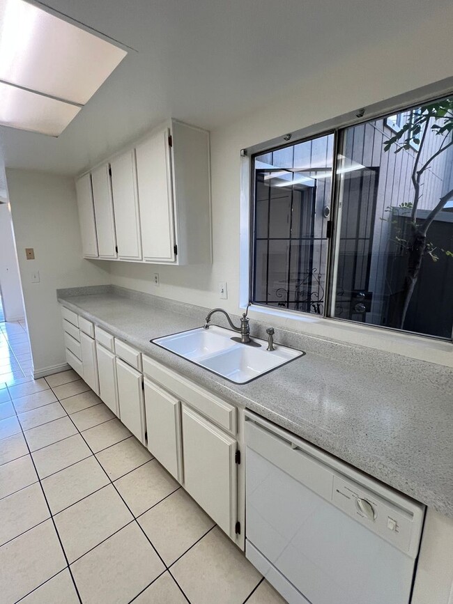 Building Photo - **MOVE IN DEPOSIT SPECIAL** 2 Bedroom 2.5 ...