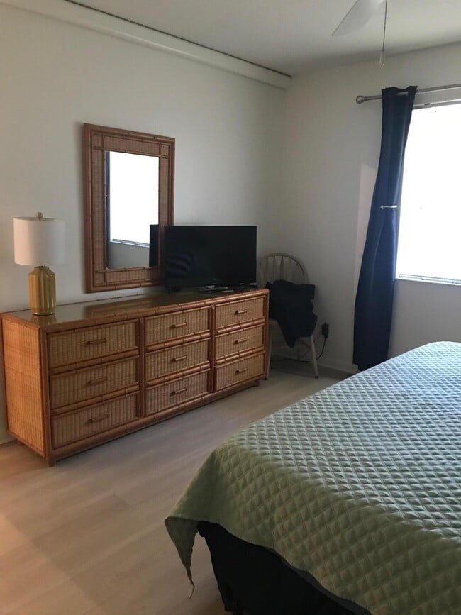 Building Photo - 353 S US Hwy 1