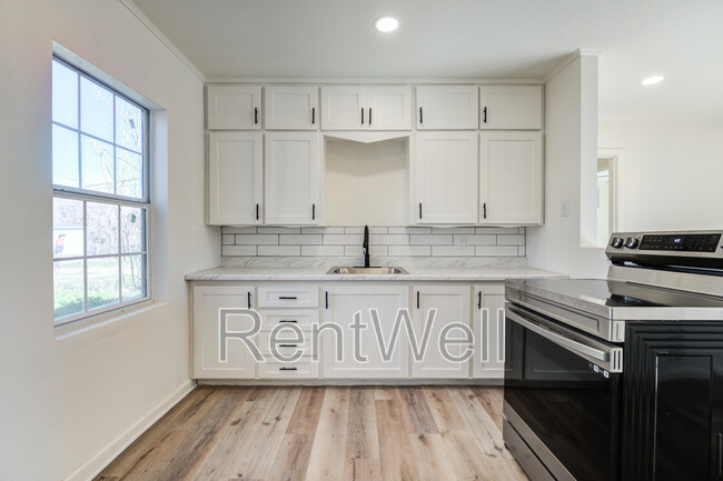 Building Photo - 2516 2nd St