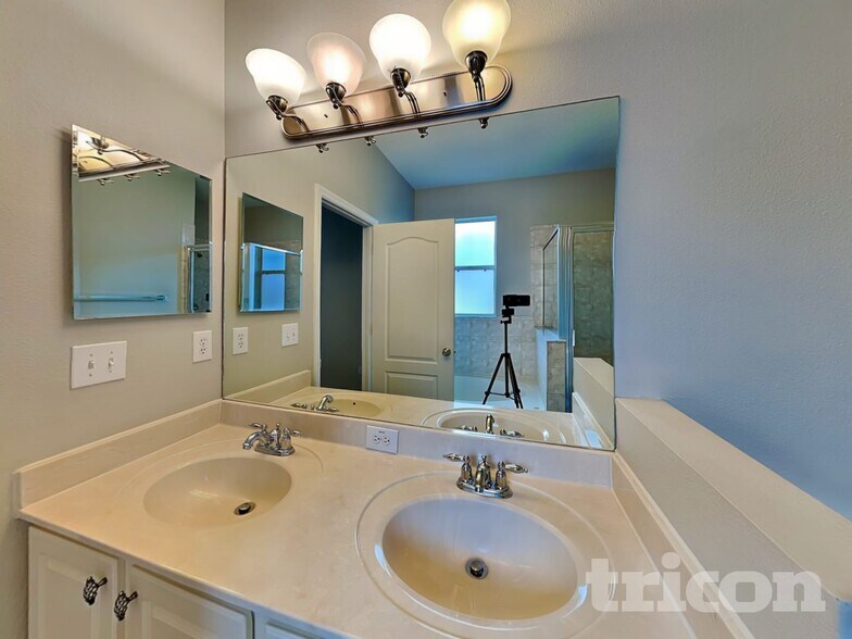 Building Photo - 12423 Ridgedale Dr