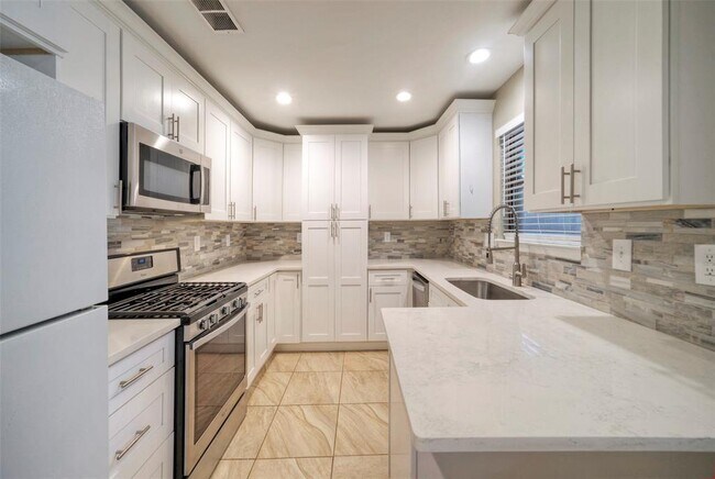 Primary Photo - 104 Skyloop Dr