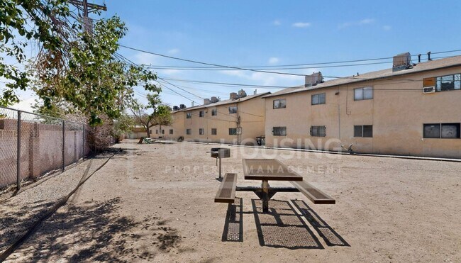 Building Photo - Spacious 2-Bedroom Unit Near Kirtland Air Force Base