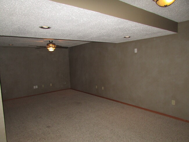 Building Photo - 3 BED | 3 BATH | DOUBLE GARAGE | SOUTH