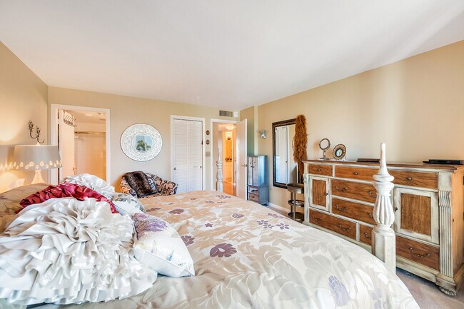 Building Photo - 3500 Gulf Shore Blvd N