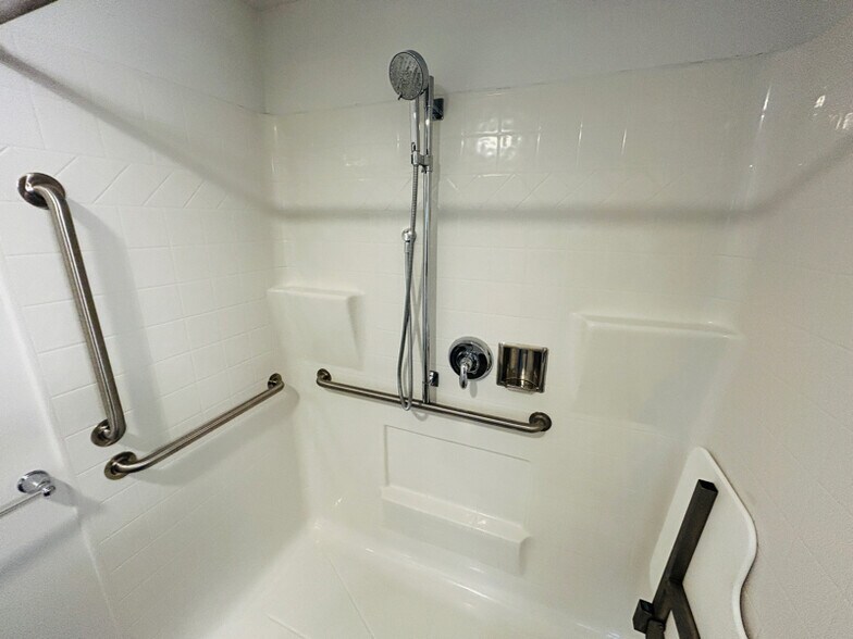 Building Photo - 550 New Holland Ave