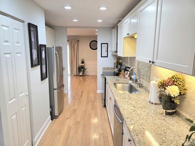 Building Photo - 5407 Leeway Ct