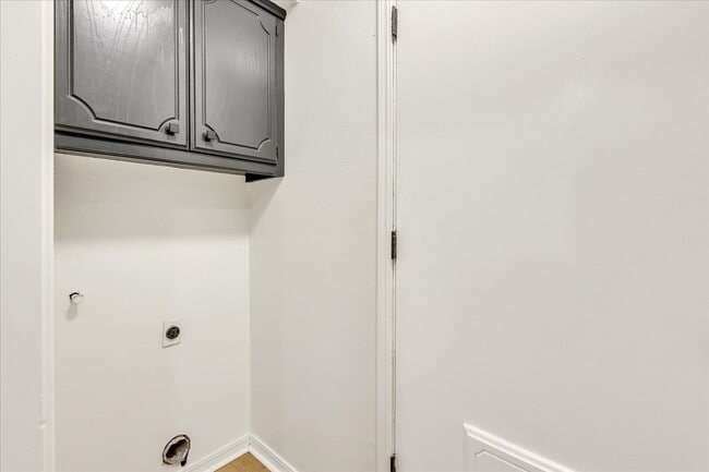 Building Photo - 9800 Willow Wind Dr