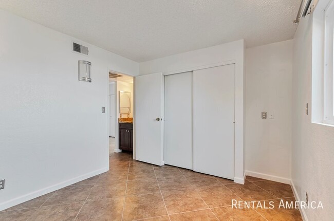 Building Photo - Availabe now 1 bed 1 bath