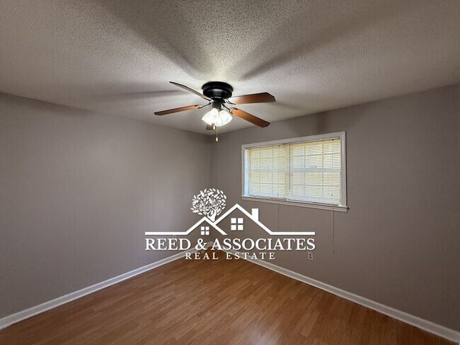 Building Photo - 3 Bedroom Located Near Kirby High School