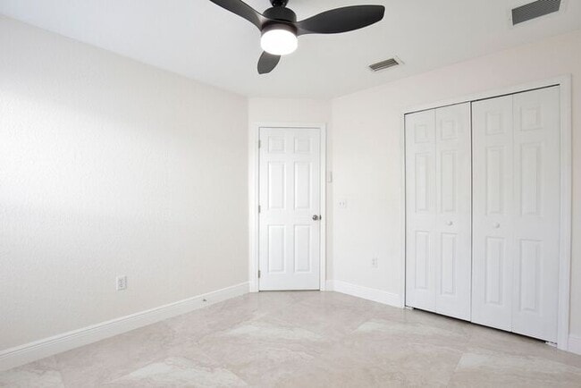 Building Photo - Beautiful 3/2 Spacious Home with a covered...