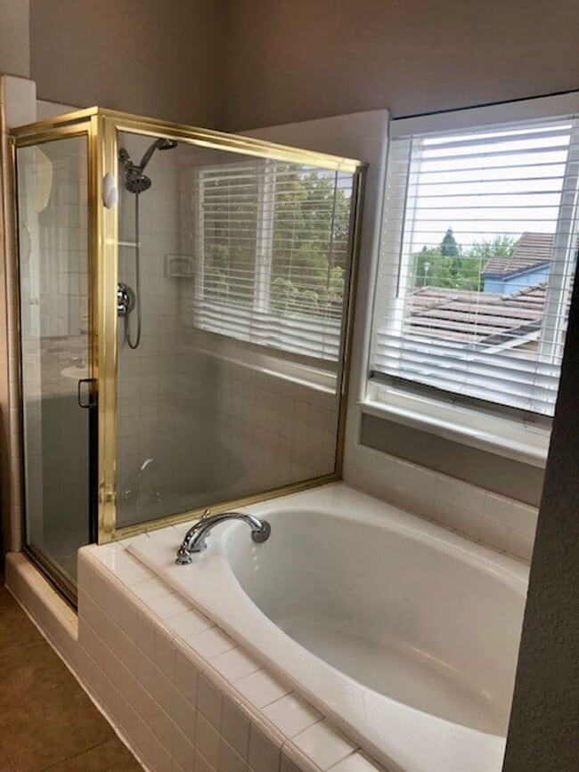 Building Photo - Spacious and beautiful 3 bedroom 2.5 bath ...