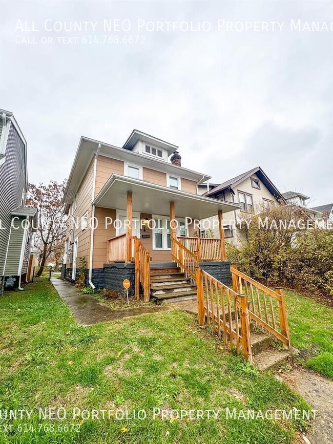 Primary Photo - 3 Bedroom Central Hilltop Home!