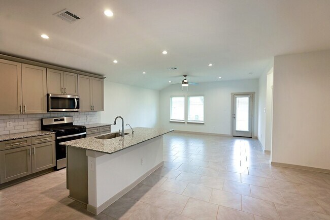 Building Photo - 5034 Pine Haven Lane