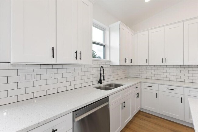 Building Photo - 1133 Hanover Ave