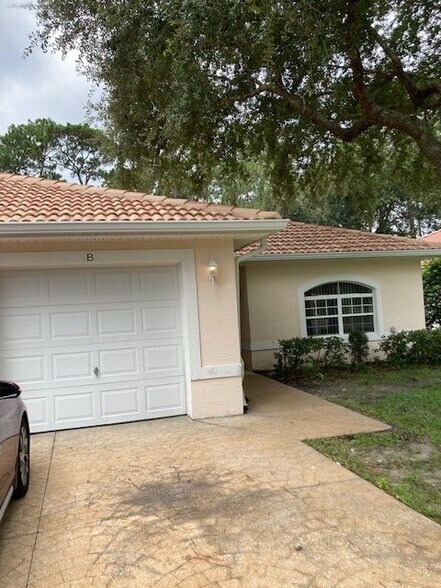 Primary Photo - 6 Pony Ln