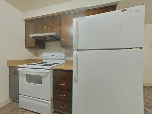 Building Photo - Duplex ~ Close to 9th Street ~ Pet Friendly