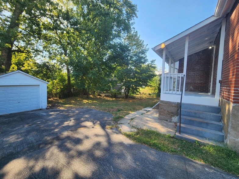 Building Photo - 233 Redmond Ave