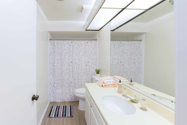 Building Photo - 2 Bedroom unit in Los Angeles