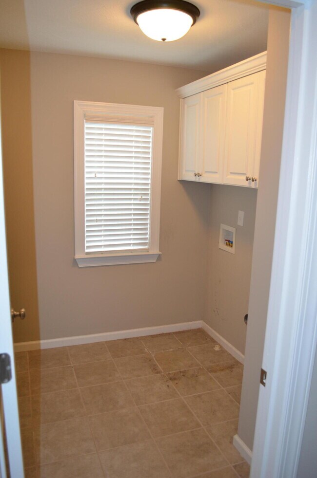 Building Photo - 1715 Davenport Dr