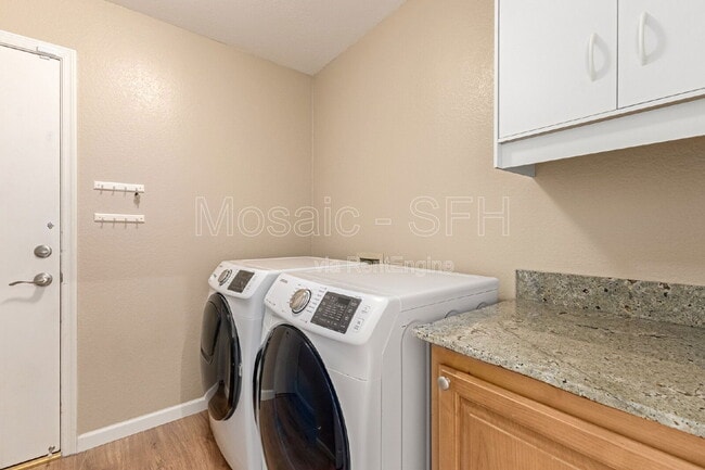 Building Photo - 2738 E Silverwood Dr