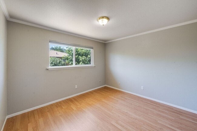 Building Photo - Charming 2 Bedroom Duplex with Private Backyard & Garage!