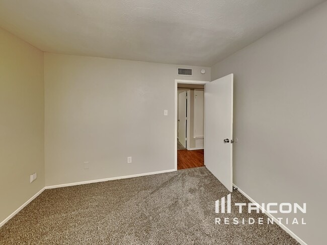 Building Photo - 2507 Arapaho Dr