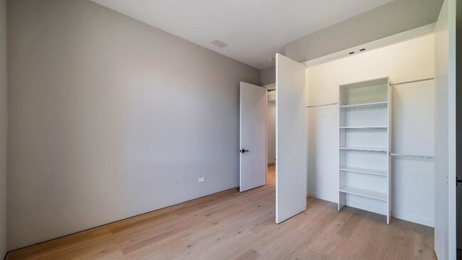 Building Photo - 2024 W Irving Park Rd