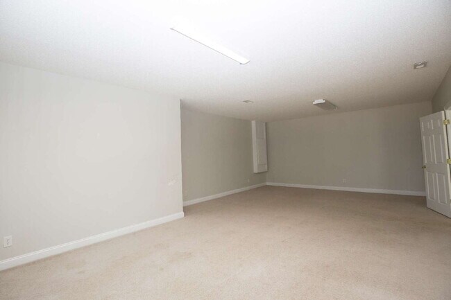 Building Photo - "Spacious 3-Bedroom Retreat with 3200 Sq Ft of Comfort in Seven Lakes!"