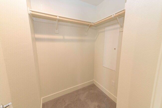 Building Photo - Upscale 2-BR Dual-Suite Condo in Downtown San Jose