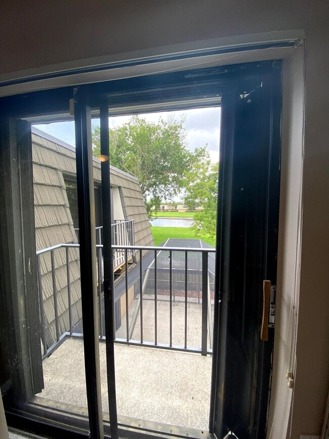 Building Photo - Beautiful and well-maintained 2BR/2BA town...