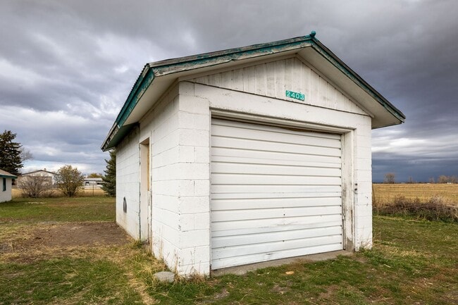 Building Photo - COUNTRY LIVING - 3 Bed 1 Bath with a 1 sta...