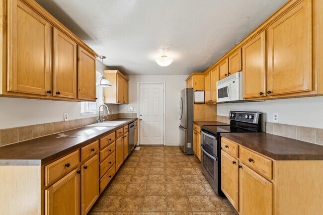 Building Photo - 420 S Five Mile Rd