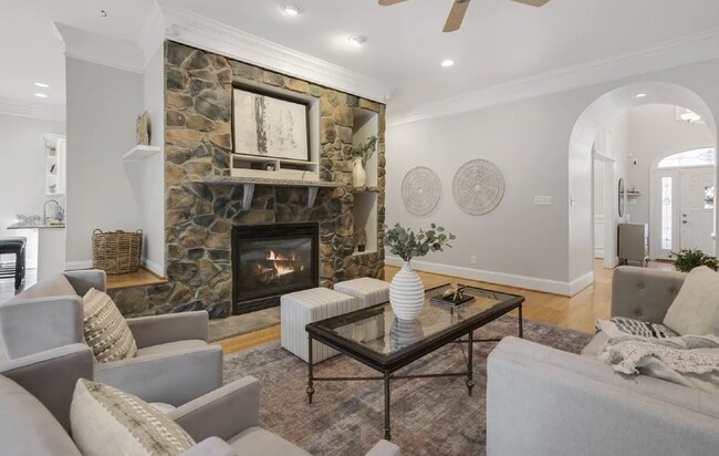 Building Photo - 5909 Greenevers Dr