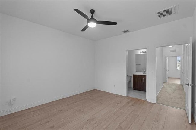 Building Photo - 1102 NW 40th Way