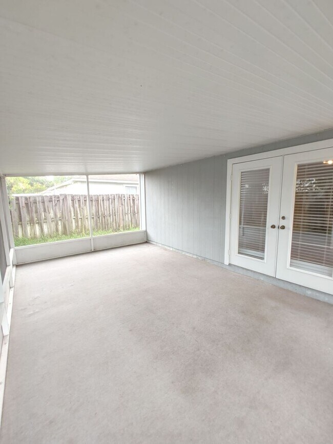 Building Photo - * PRICE DROP * 2/2 House with Garage in Pa...