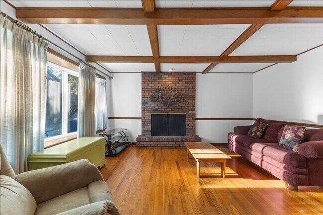 Building Photo - Magnificent 6 bedroom house in desirable Hanover Township!