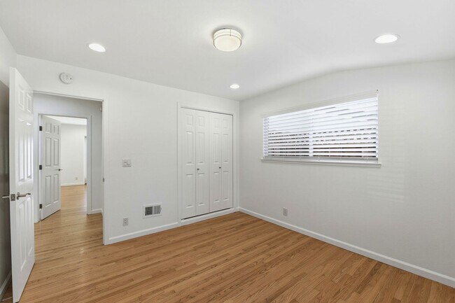 Building Photo - Move-In Ready Blossom Hill Gem – New Bathrooms and many upgrades!