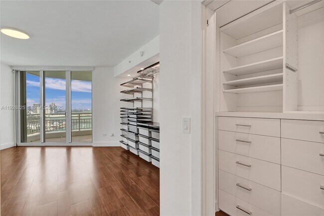 Building Photo - 848 Brickell Key Dr