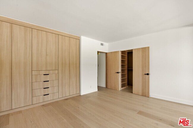 Building Photo - 8787 Shoreham Dr