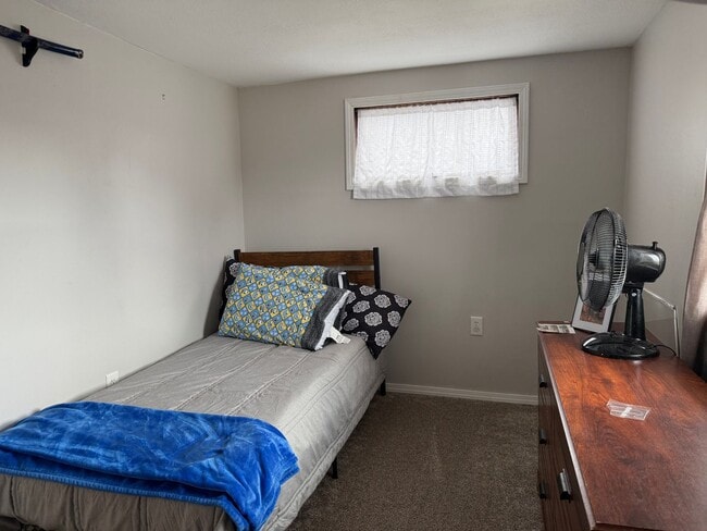 Building Photo - Charming Character Home with Screened Porch & Main Floor Laundry in North Branch