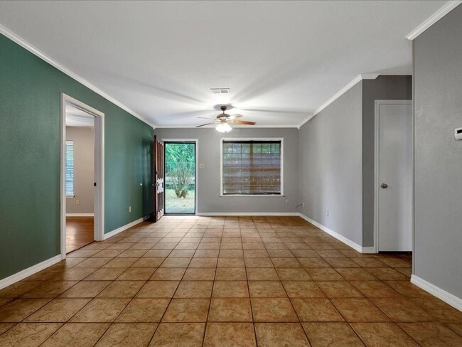 Building Photo - Country Living in Alazan!