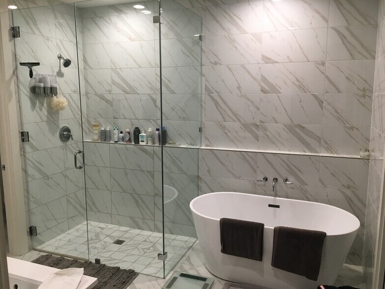 Frameless glass shower in master bath - 3923 Cole Ave