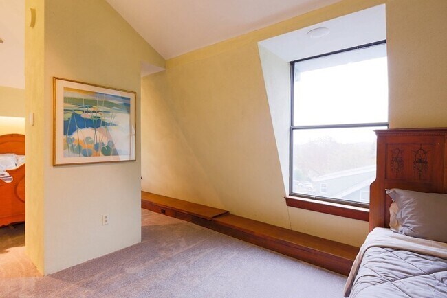 Building Photo - 182 Palfrey St
