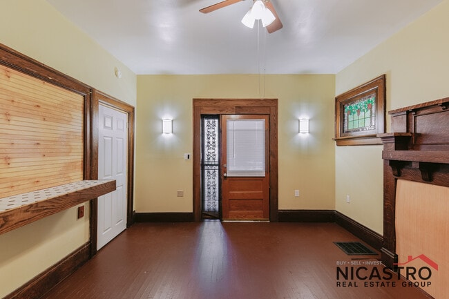 Building Photo - 182 E Lane Ave