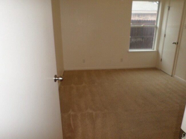 Building Photo - 1310 Chips Dr