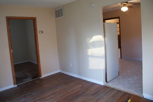 Building Photo - 3 Bedroom in Hazelwood with hardwood floors