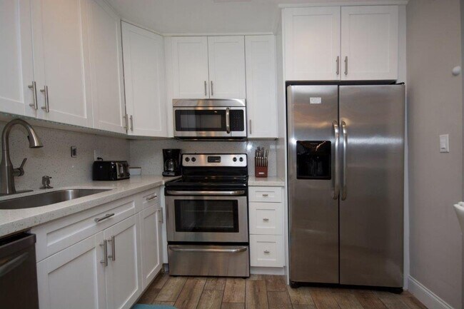 Building Photo - Step Into Sunshine: Modern Charm Meets Coa...